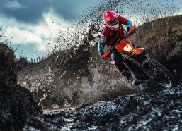 开云体育_国际电竞社群激辩LCK巅峰对决，纵使Peanut效力他方，T1王朝底蕴仍被看好